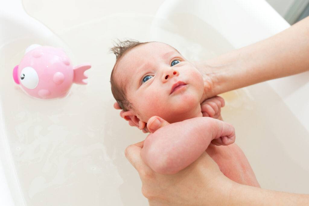 Het eerste badje van een baby