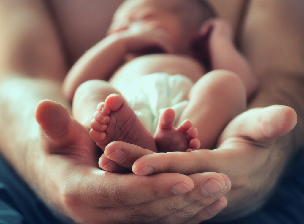 Pasgeboren baby in de handen van zijn moeder